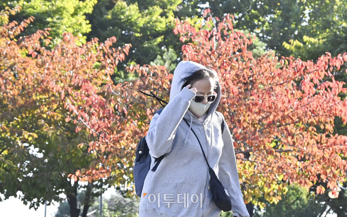 ▲서울의 아침 최저기온이 4도까지 떨어지는 등 초겨울 날씨를 보인 27일 서울 영등포구 여의서로 일대에서 두꺼운 외투를 입은 시민들이 발걸음을 재촉하고 있다. 기상청에 따르면 이날 북쪽에서 찬 공기가 남하하면서 전국 내륙을 중심으로 기온이 영하로 내려가는 곳이 있겠다고 예보했다. 아침 최저기온은 서울 4도, 수원 3도, 원주 2도, 대전 5도, 세종 4도, 전주 6도, 광주 9도, 대구 7도, 부산 10도, 제주 15도로 예상됐다. 조현호 기자 hyunho@