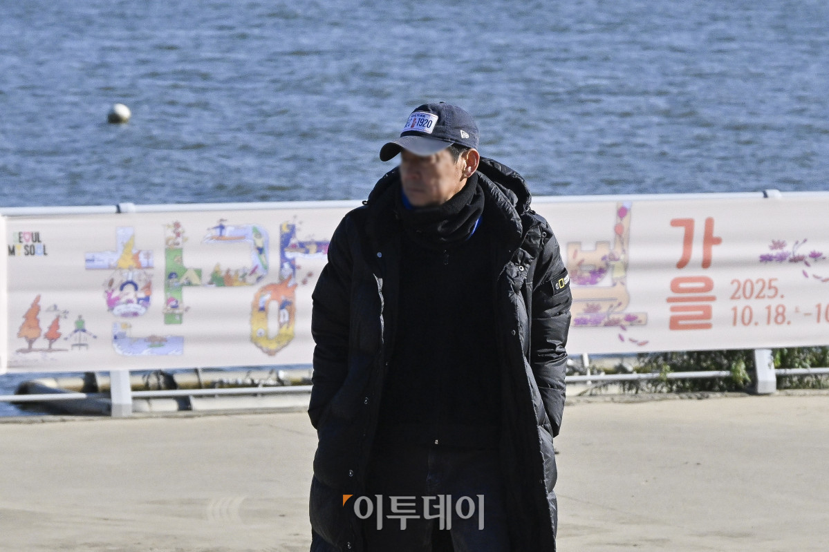 ▲서울의 아침 최저기온이 4도까지 떨어지는 등 초겨울 날씨를 보인 27일 서울 영등포구 여의도한강공원에서 두꺼운 외투를 입은 시민이 발걸음을 재촉하고 있다. 기상청에 따르면 이날 북쪽에서 찬 공기가 남하하면서 전국 내륙을 중심으로 기온이 영하로 내려가는 곳이 있겠다고 예보했다. 아침 최저기온은 서울 4도, 수원 3도, 원주 2도, 대전 5도, 세종 4도, 전주 6도, 광주 9도, 대구 7도, 부산 10도, 제주 15도로 예상됐다. 조현호 기자 hyunho@