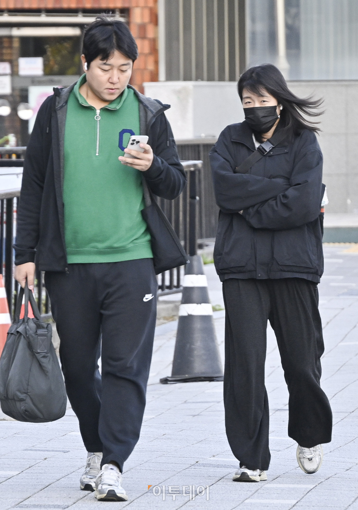 ▲서울의 아침 최저기온이 4도까지 떨어지는 등 초겨울 날씨를 보인 27일 서울 영등포구 여의서로 일대에서 두꺼운 외투를 입은 시민들이 발걸음을 재촉하고 있다. 기상청에 따르면 이날 북쪽에서 찬 공기가 남하하면서 전국 내륙을 중심으로 기온이 영하로 내려가는 곳이 있겠다고 예보했다. 아침 최저기온은 서울 4도, 수원 3도, 원주 2도, 대전 5도, 세종 4도, 전주 6도, 광주 9도, 대구 7도, 부산 10도, 제주 15도로 예상됐다. 조현호 기자 hyunho@