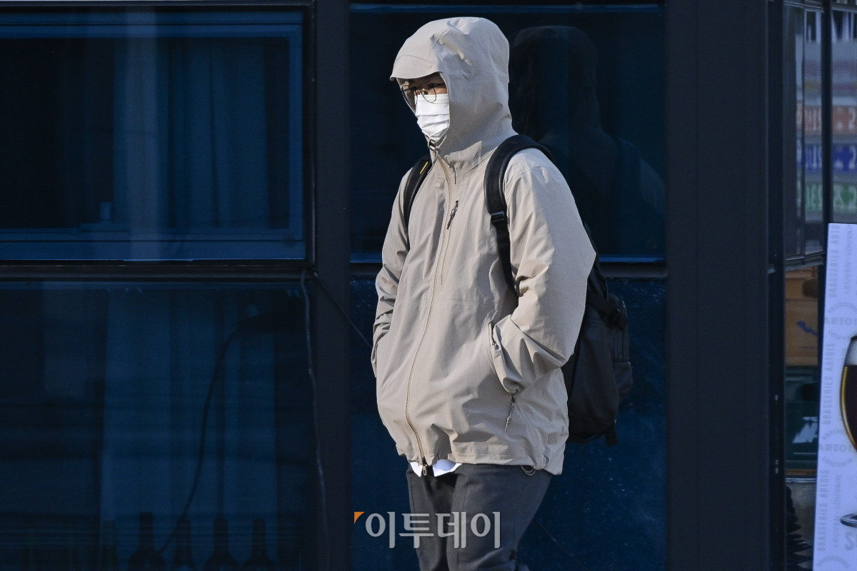 ▲서울의 아침 최저기온이 4도까지 떨어지는 등 초겨울 날씨를 보인 지난달 27일 서울 영등포구 여의서로 일대에서 두꺼운 외투를 입은 시민들이 발걸음을 재촉하고 있다. 조현호 기자 hyunho@