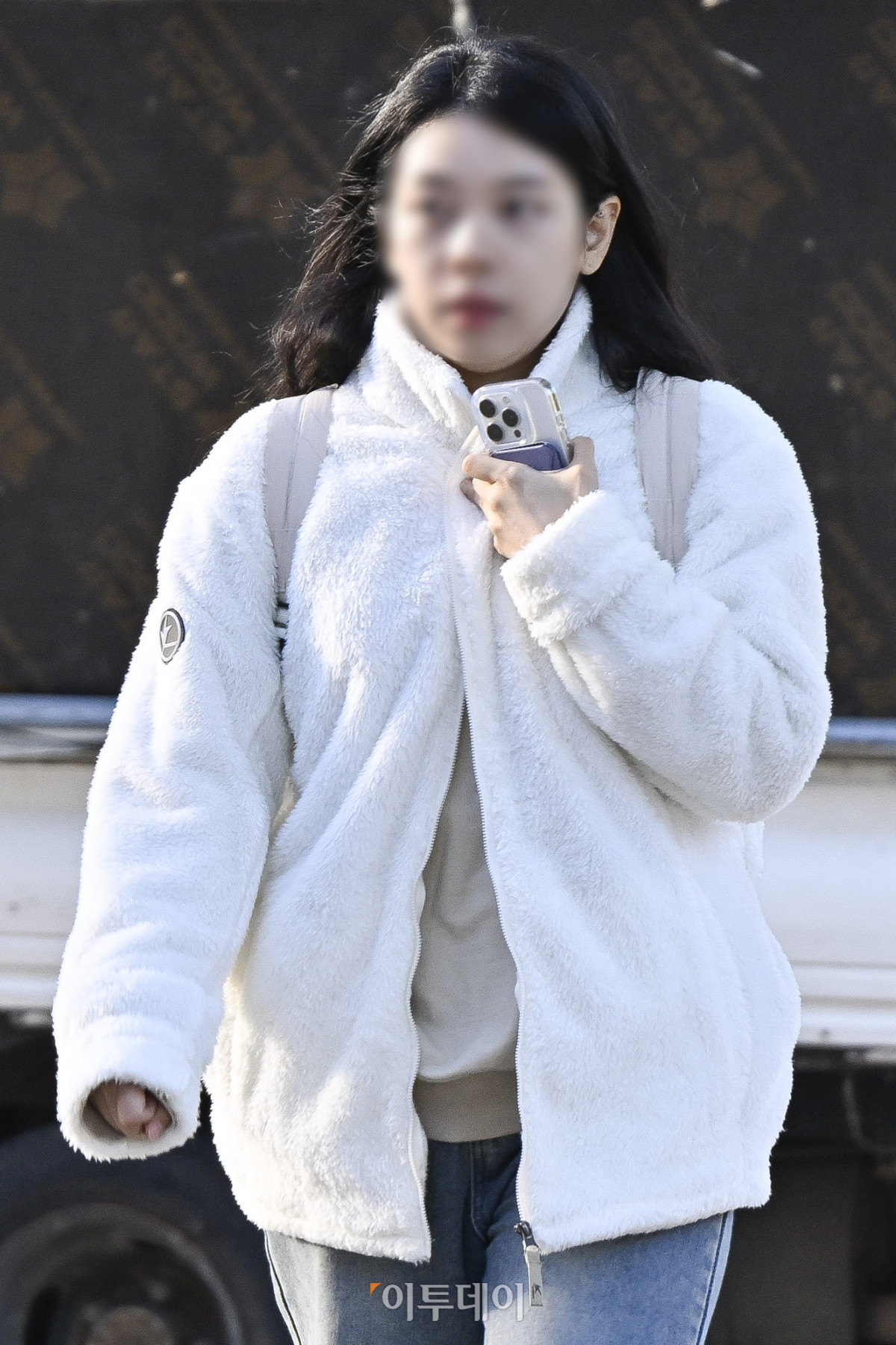 ▲서울의 아침 최저기온이 4도까지 떨어지는 등 초겨울 날씨를 보인 27일 서울 영등포구 여의서로 일대에서 두꺼운 외투를 입은 시민들이 발걸음을 재촉하고 있다. 기상청에 따르면 이날 북쪽에서 찬 공기가 남하하면서 전국 내륙을 중심으로 기온이 영하로 내려가는 곳이 있겠다고 예보했다. 아침 최저기온은 서울 4도, 수원 3도, 원주 2도, 대전 5도, 세종 4도, 전주 6도, 광주 9도, 대구 7도, 부산 10도, 제주 15도로 예상됐다. 조현호 기자 hyunho@