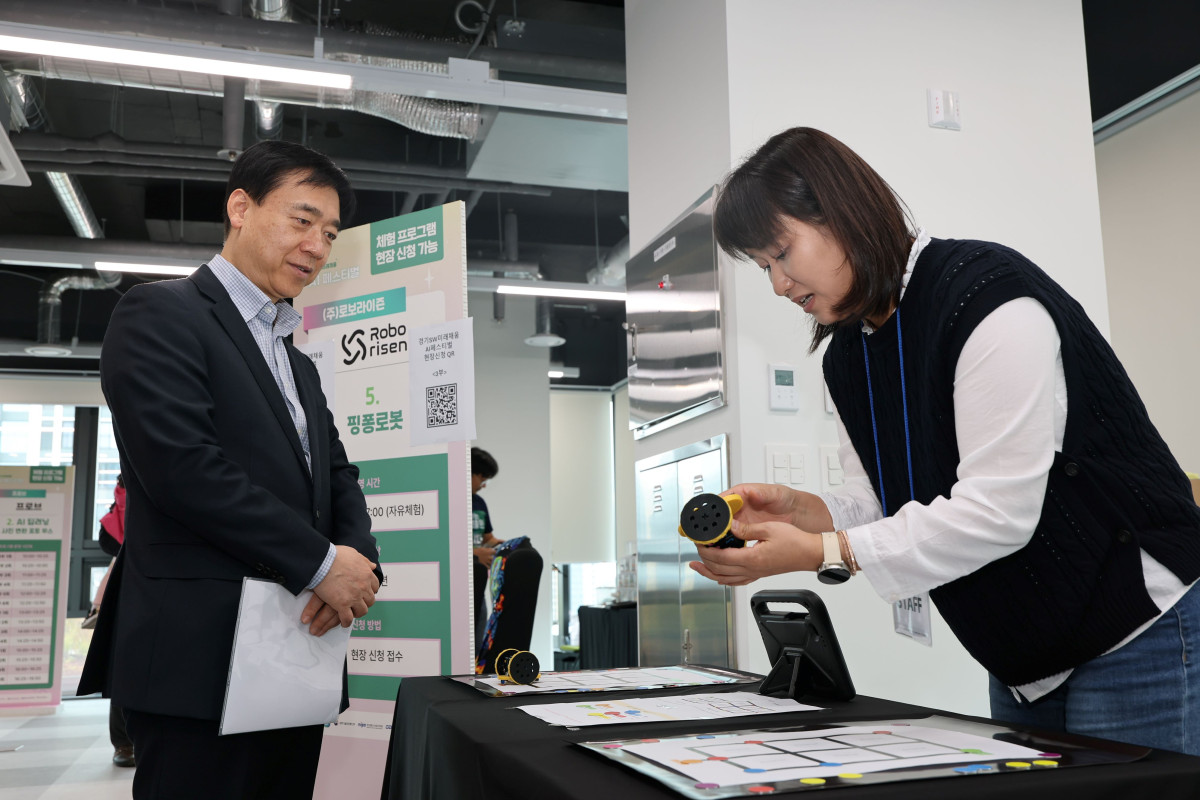 ▲경기SW미래채움 북부센터에서 열린 AI 페스티벌에서, 로보라이즌 부스에서 작은 로봇 장치를 들어 보이며 설명하고 있다. (경기도)
