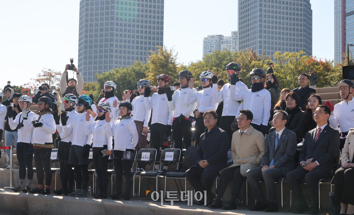 ▲27일 서울 여의도 한강공원 물빛무대에서 열린 자전거 신(新)조선통신사 행사에서 통신사 대원들이 선서를 하고 있다. 조현호 기자 hyunho@