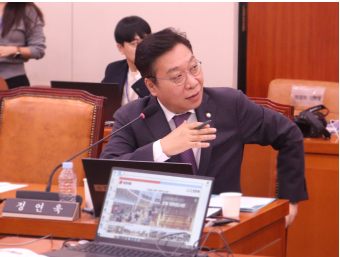 ▲정연욱의원이 국정감사에서 질의하고 있다.  (사진제공=정연욱의원실 )