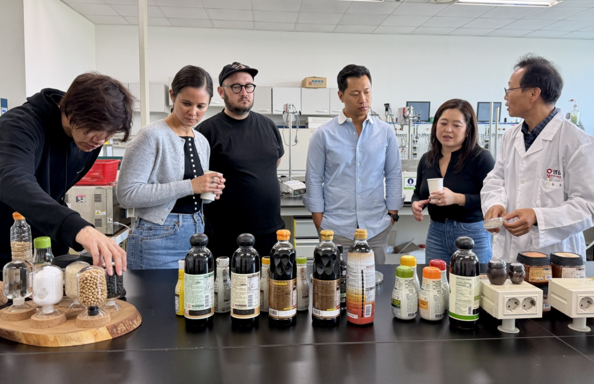 ▲방한한 미국 뉴욕의 유명 셰픋르이 샘표의 제품을 살펴보고 있다. (사진제공=샘표)