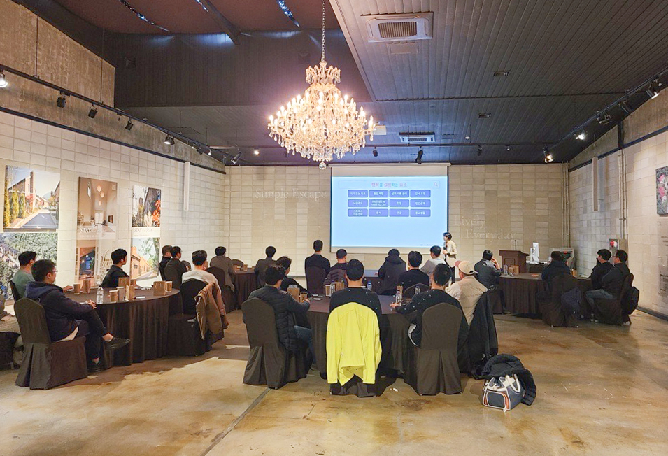 ▲동아쏘시오그룹이 운영하는 ‘:D(콜론디) 캠프’에 참여한 임직원의 모습 (사진제공=동아쏘시오그룹)