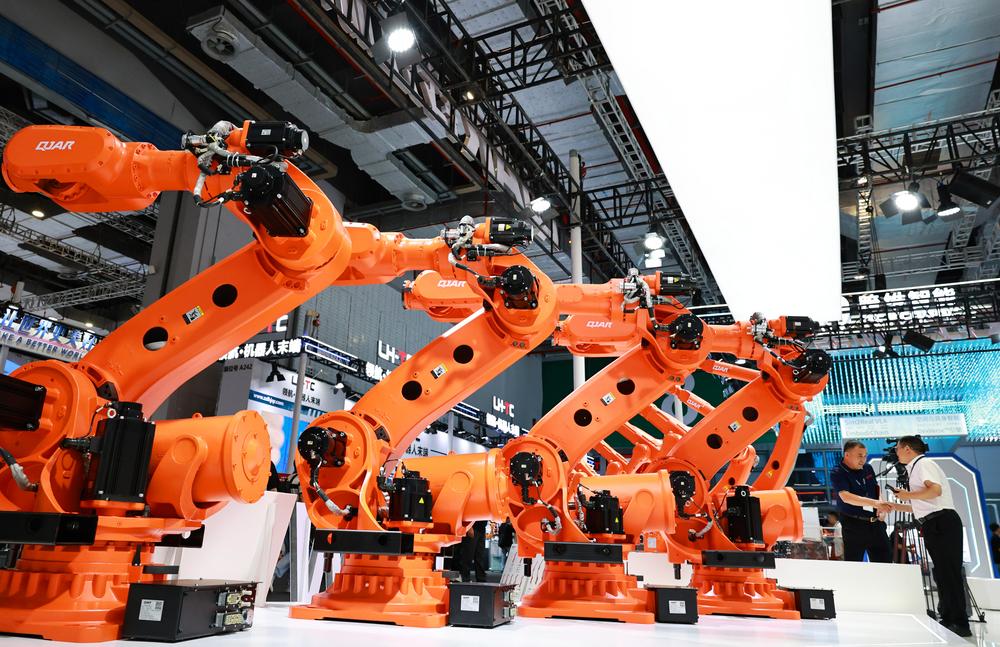 ▲중국 정부가 공업기업의 출혈경쟁을 막기 위한 단속에 나서면서 9~10월 이들의 이익이 20%대 증가세를 기록했다. 사진은 지난달 상하이에서 열린 '국제공업박람회' 모습.  (신화/뉴시스)