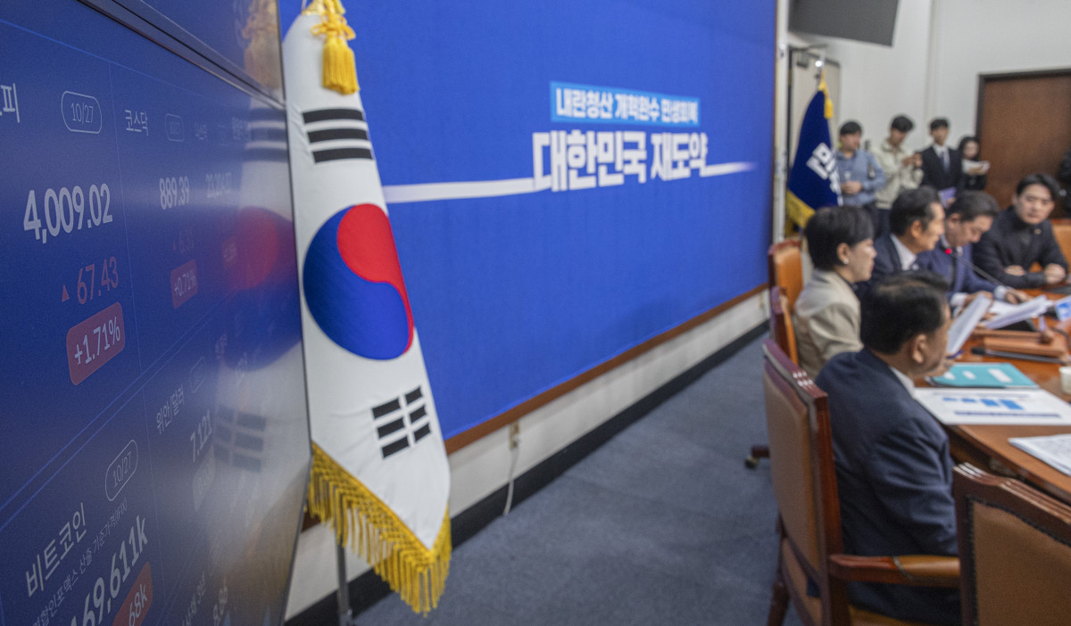 ▲27일 국회에서 열린 더불어민주당 최고위원회 회의장에 설치된 연합인포맥스 게시판에 이날 개장된 증시 수치가 표시돼 있다. 이날 코스피는 개장과 동시에 4000 포인트를 돌파했다. (연합뉴스)