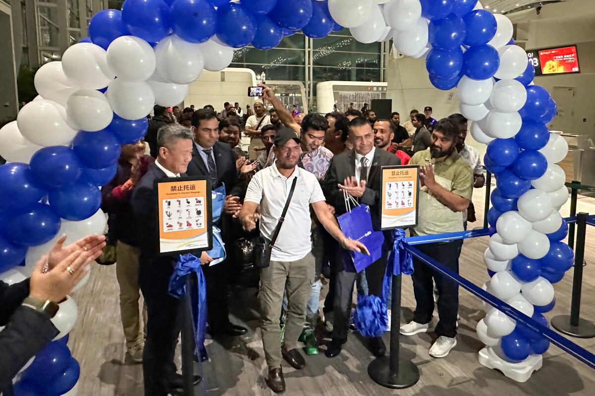 ▲중국과 인도의 직항편이 5년 만에 재개됐다. 중국 광저우 국제공항에서 27일 승객들이 콜카타행 탑승 수속을 위해 줄을 서고 있는 가운데 중국과 인도의 직항편 복원을 축하는 박수를 받고 있다. 전날 콜카타에서 출발한 인디고 소속 여객기가 이날 광저우에 도착했다. 이 비행기는 다시 승객을 태우고 콜카타로 돌아갔다. ( 광저우(중국)/AFP연합뉴스)