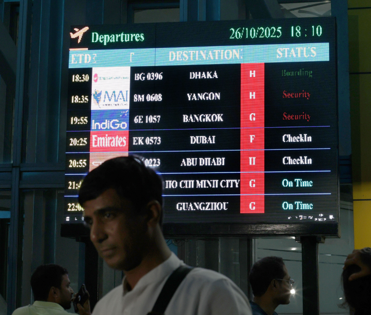 ▲인도 네타지 수바스 찬드라 보스 국제항공 전광판에 26일(현지시간) 광저우행 항공편 정보가 게재돼 있다.  (콜카타(인도)/EPA연합뉴스)