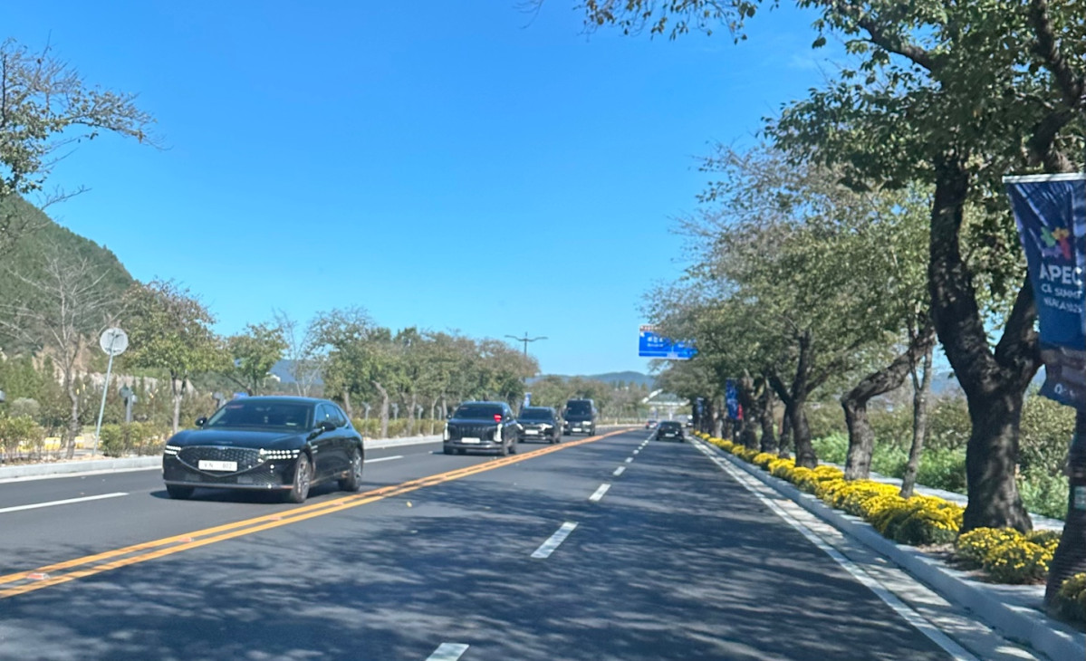 ▲경주 보문호 근처에 의전 차량들이 줄지어 지나가고 있다.  (이수진 기자 abc123@)