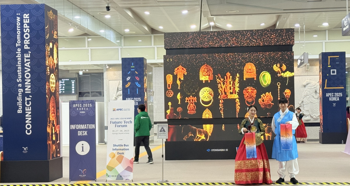 ▲한복을 입은 자원봉사자들이 경주역을 찾은 APEC 대표단 등 관계자들을 맞이하고 있다. (조아라 기자)