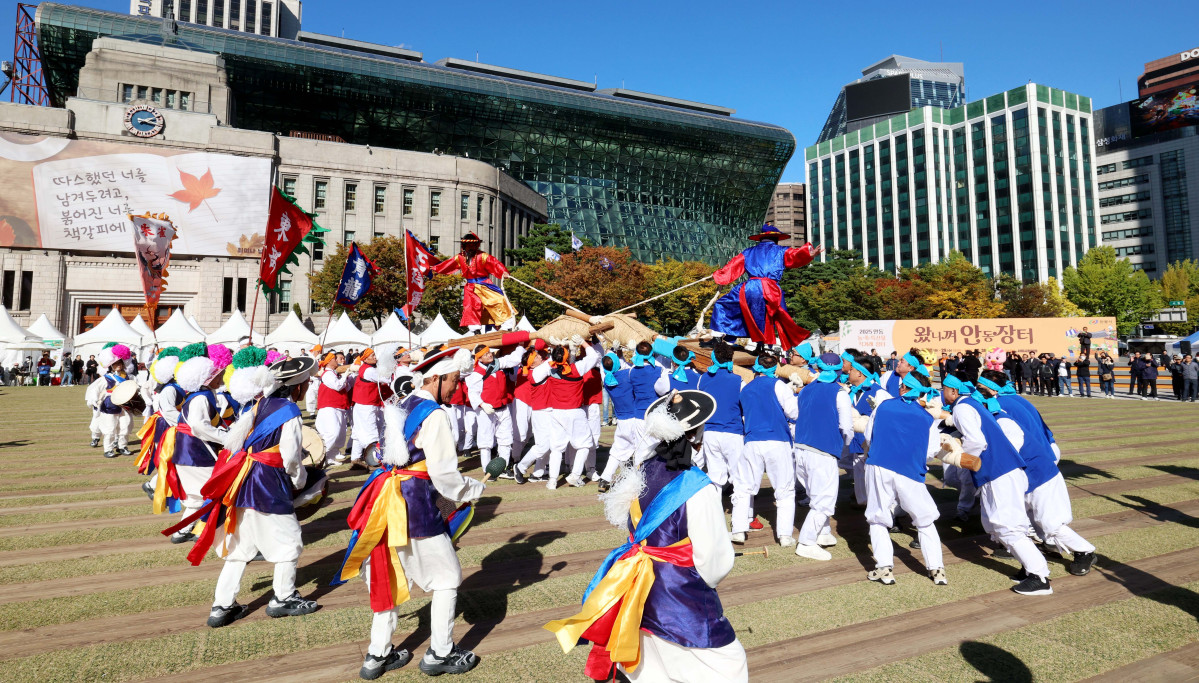 ▲27일 서울광장에서 열린 안동 농·축·특산물 직거래 장터 ‘2025 왔니껴안동장터’에서 안동차전놀이가 시연되고 있다. 신태현 기자 holjjak@