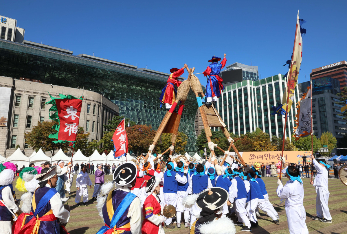 ▲27일 서울광장에서 열린 안동 농·축·특산물 직거래 장터 ‘2025 왔니껴안동장터’에서 안동차전놀이가 시연되고 있다. 신태현 기자 holjjak@