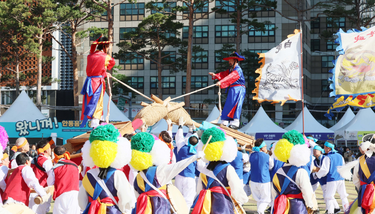 ▲27일 서울광장에서 열린 안동 농·축·특산물 직거래 장터 ‘2025 왔니껴안동장터’에서 안동차전놀이가 시연되고 있다. 신태현 기자 holjjak@