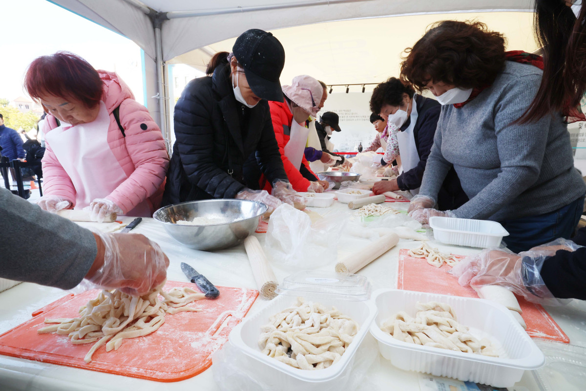 ▲27일 서울광장에서 열린 안동 농·축·특산물 직거래 장터 ‘2025 왔니껴안동장터’를 찾은 시민들이 건진국수 만들기 체험을 하고있다. 신태현 기자 holjjak@