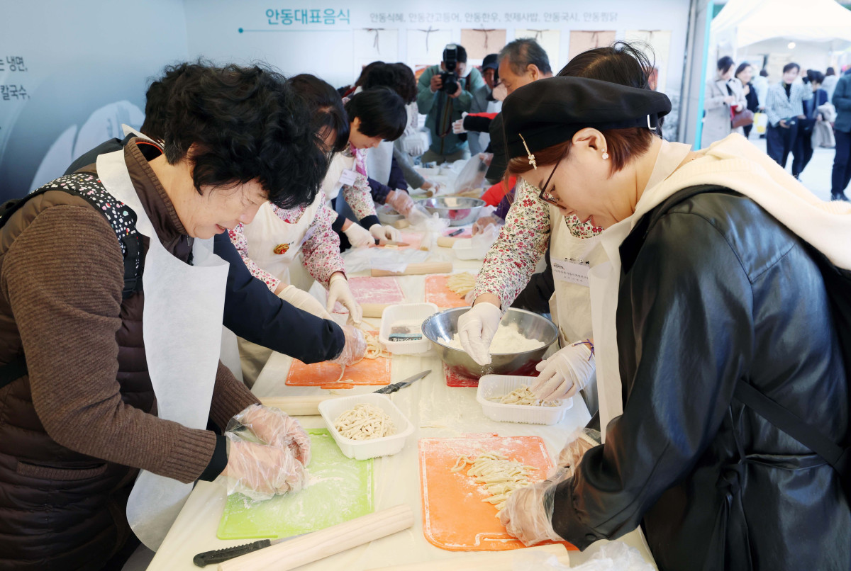 ▲27일 서울광장에서 열린 안동 농·축·특산물 직거래 장터 ‘2025 왔니껴안동장터’를 찾은 시민들이 건진국수 만들기 체험을 하고있다. 신태현 기자 holjjak@