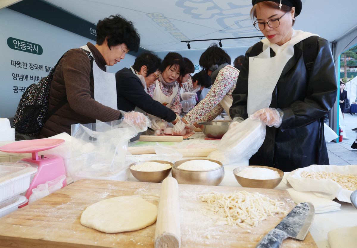▲27일 서울광장에서 열린 안동 농·축·특산물 직거래 장터 ‘2025 왔니껴안동장터’를 찾은 시민들이 건진국수 만들기 체험을 하고있다. 신태현 기자 holjjak@