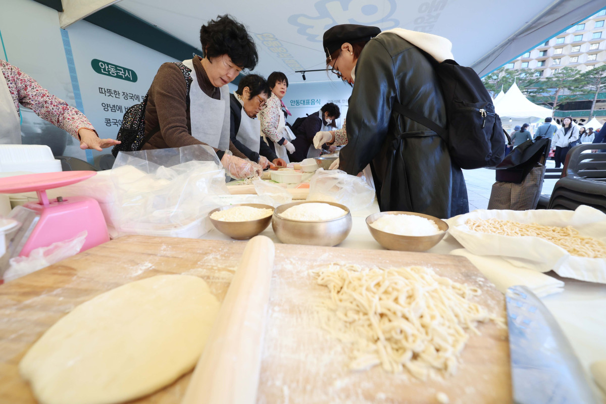 ▲27일 서울광장에서 열린 안동 농·축·특산물 직거래 장터 ‘2025 왔니껴안동장터’를 찾은 시민들이 건진국수 만들기 체험을 하고있다. 신태현 기자 holjjak@