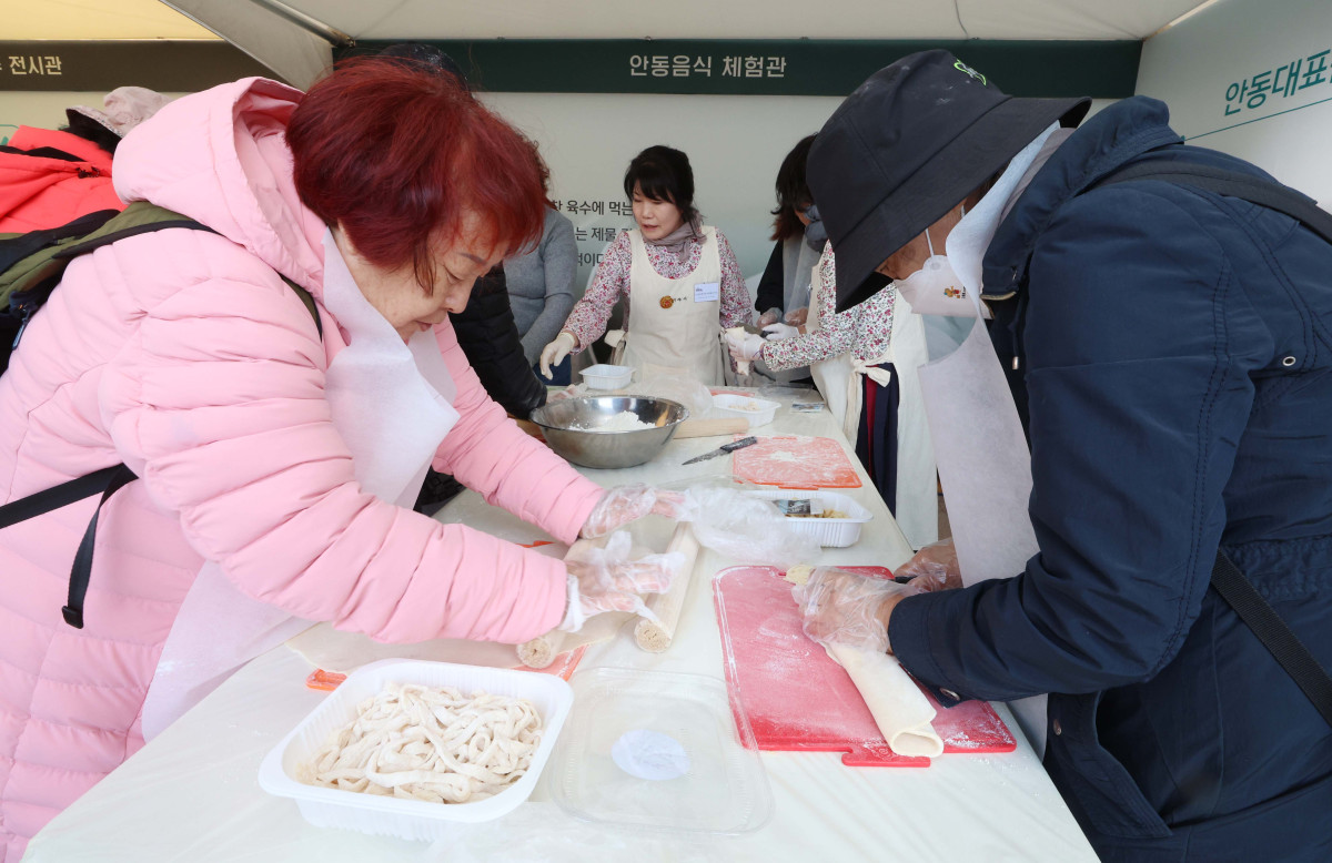 ▲27일 서울광장에서 열린 안동 농·축·특산물 직거래 장터 ‘2025 왔니껴안동장터’를 찾은 시민들이 건진국수 만들기 체험을 하고있다. 신태현 기자 holjjak@