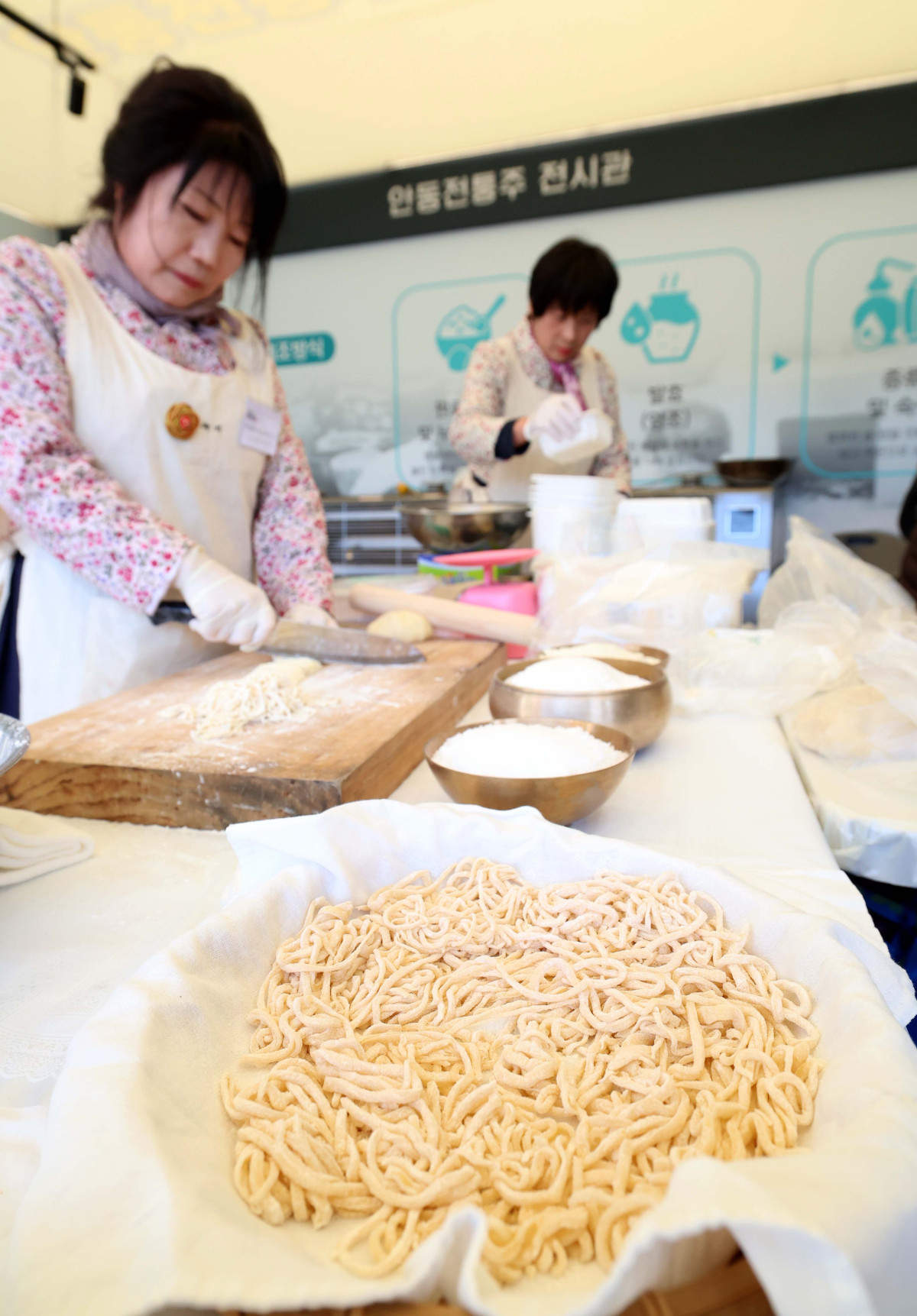 ▲27일 서울광장에서 열린 안동 농·축·특산물 직거래 장터 ‘2025 왔니껴안동장터’를 찾은 시민들이 건진국수 만들기 체험을 하고있다. 신태현 기자 holjjak@