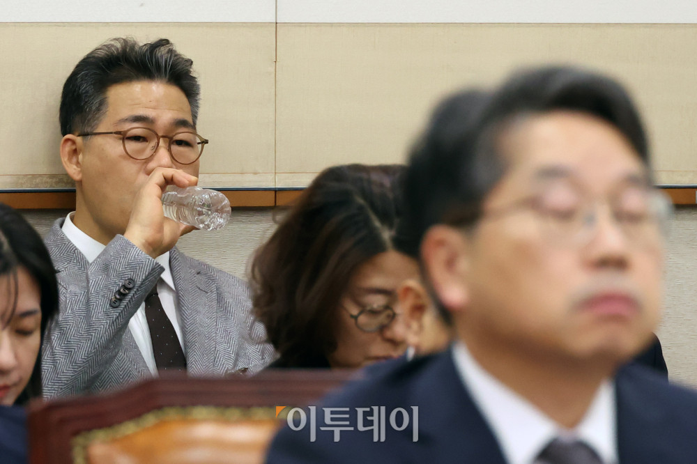 ▲백해룡 경정이 27일 서울 여의도 국회 법제사법위원회에서 열린 국정감사에서 물을 마시고 있다. 오른쪽은 노만석 검찰총장 직무대행. 고이란 기자 photoeran@