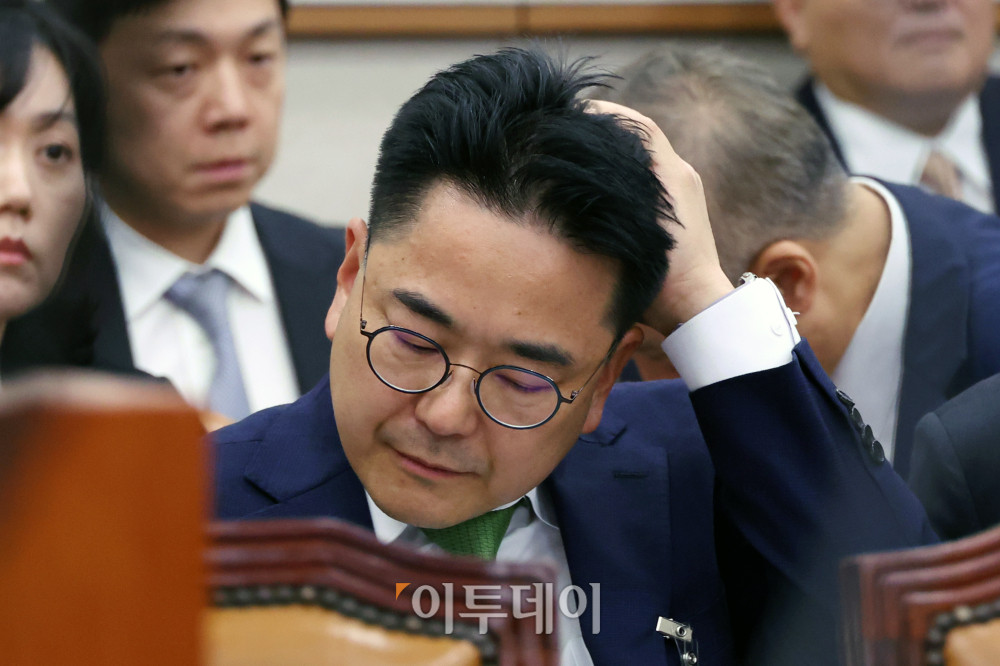 ▲김형석 대검 마약·조직범죄부장이 27일 서울 여의도 국회 법제사법위원회에서 열린 국정감사에서 머리를 만지고 있다. 고이란 기자 photoeran@