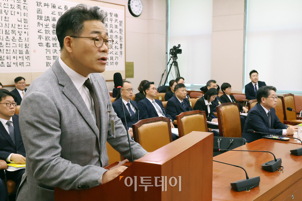 ▲백해룡 경정이 27일 서울 여의도 국회 법제사법위원회에서 열린 국정감사에서 의원 질의에 답하고 있다. 오른쪽은 노만석 검찰총장 직무대행. 고이란 기자 photoeran@