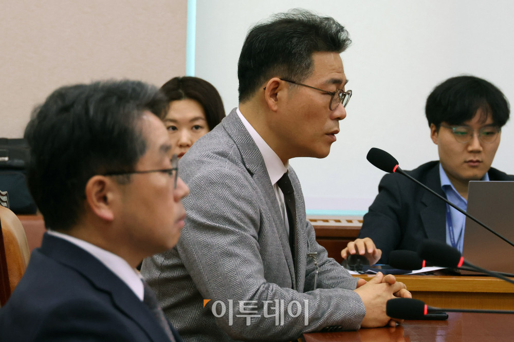 ▲백해룡 경정이 27일 서울 여의도 국회 법제사법위원회에서 열린 국정감사에서 의원 질의에 답하고 있다. 왼쪽은 노만석 검찰총장 직무대행. 고이란 기자 photoeran@