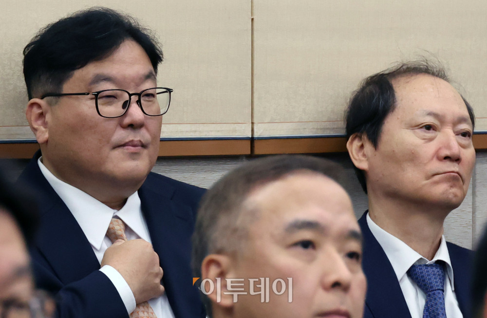 ▲엄희준(왼쪽) 광주고등검찰청 검사와 이완규 전 법제처장이 27일 27일 서울 여의도 국회 법제사법위원회에서 열린 국정감사에 참석하고 있다. 고이란 기자 photoeran@