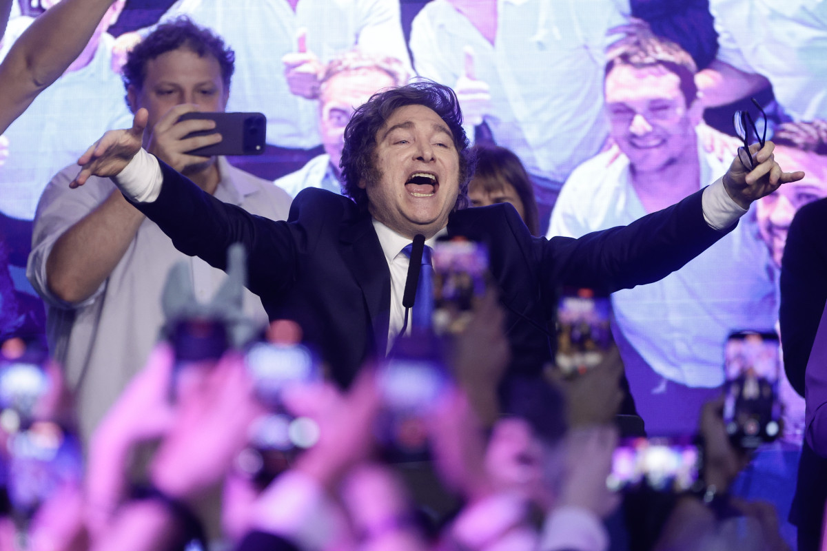 ▲26일(현지시간) 하비에르 밀레이 아르헨티나 대통령이 부에노스아이레스에 있는 여당선거캠프에서 선거 결과를 확인하고 기뻐하고 있다. (부에노스아이레스/EPA연합뉴스)