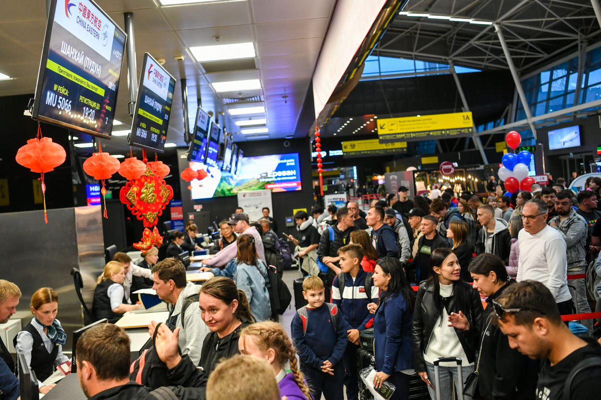 ▲러시아 카잔 공항에서 지난해 9월 28일 탑승객들이 상하이행 항공편을 기다리고 있다. 카잔(러시아)/신화뉴시스