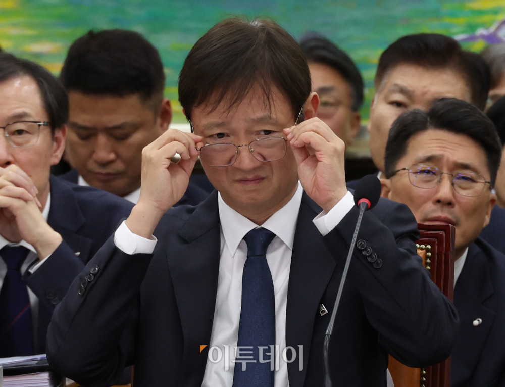 ▲이찬진 금융감독원장이 27일 서울 여의도 국회에서 정무위원회에서 열린 종합감사에서 안경을 고쳐쓰고 있다. 고이란 기자 photoeran@