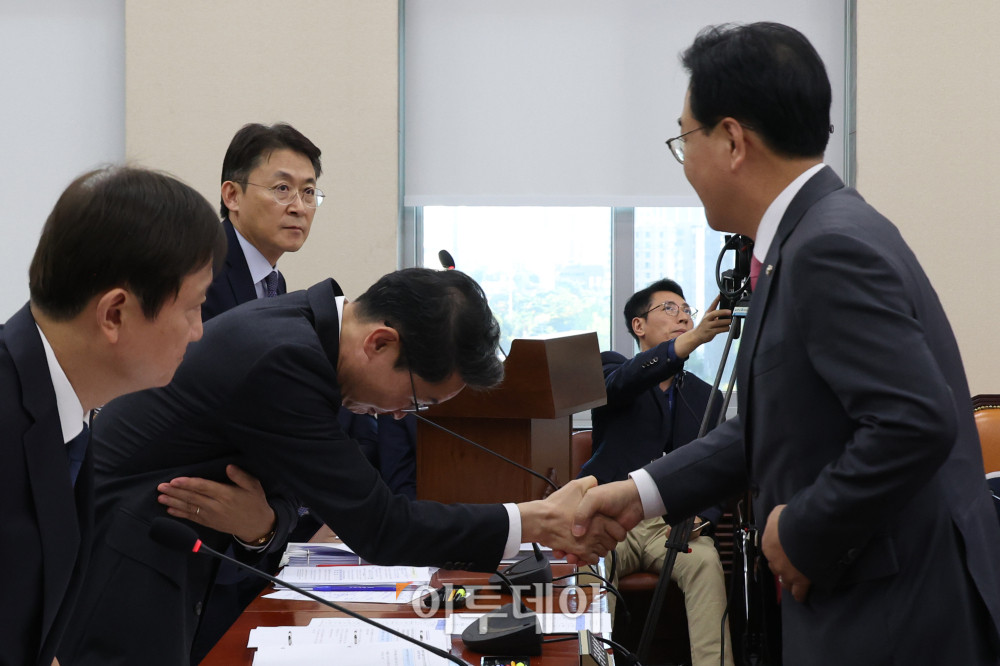 ▲27일 서울 여의도 국회에서 정무위원회에서 열린 종합감사에서 송언석(오른쪽) 국민의힘 원내대표가 방문해 이억원 금융위원장과 인사하고 있다. 왼쪽은 이찬진 금융감독원장. 고이란 기자 photoeran@