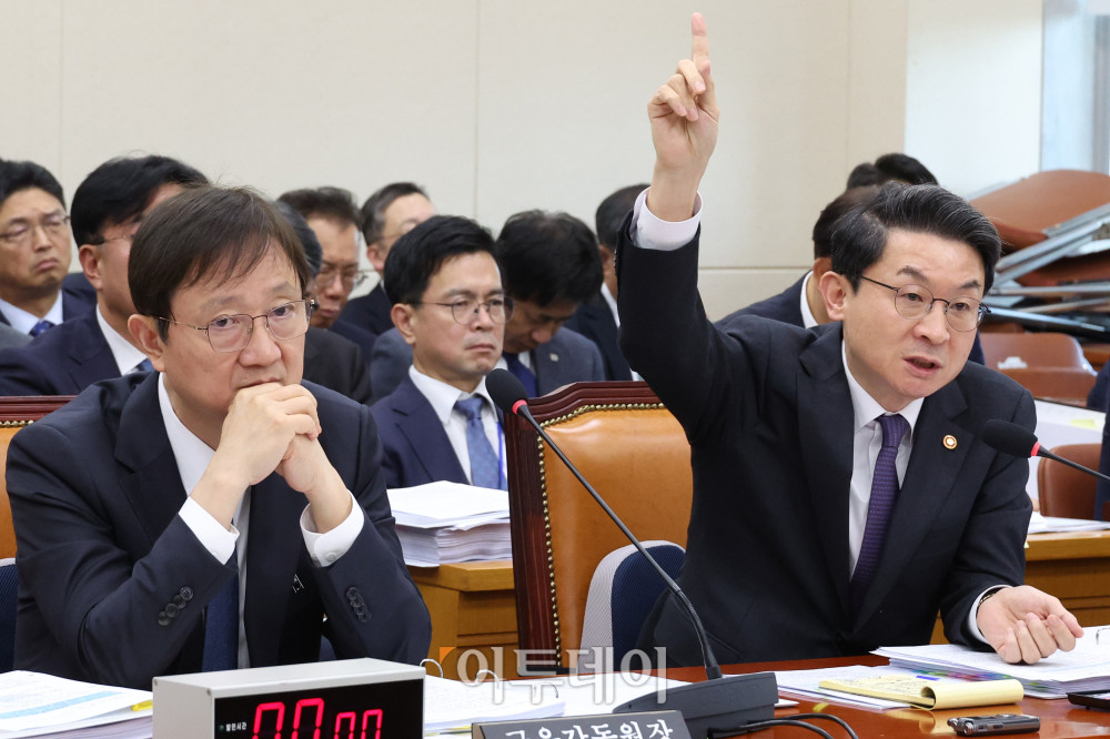 ▲이억원(오른쪽) 금융위원장과 이찬진 금융감독원장이 27일 서울 여의도 국회에서 정무위원회에서 열린 종합감사에서 의원 질의에 답하고 있다. 고이란 기자 photoeran@