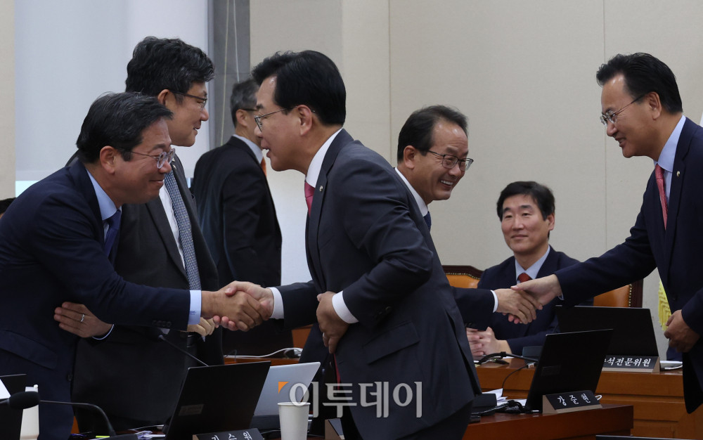 ▲27일 서울 여의도 국회에서 정무위원회에서 열린 종합감사에서 송언석(왼쪽 세번째) 국민의힘 원내대표가 방문해 더불어민주당 의원들과 인사하고 있다. 고이란 기자 photoeran@