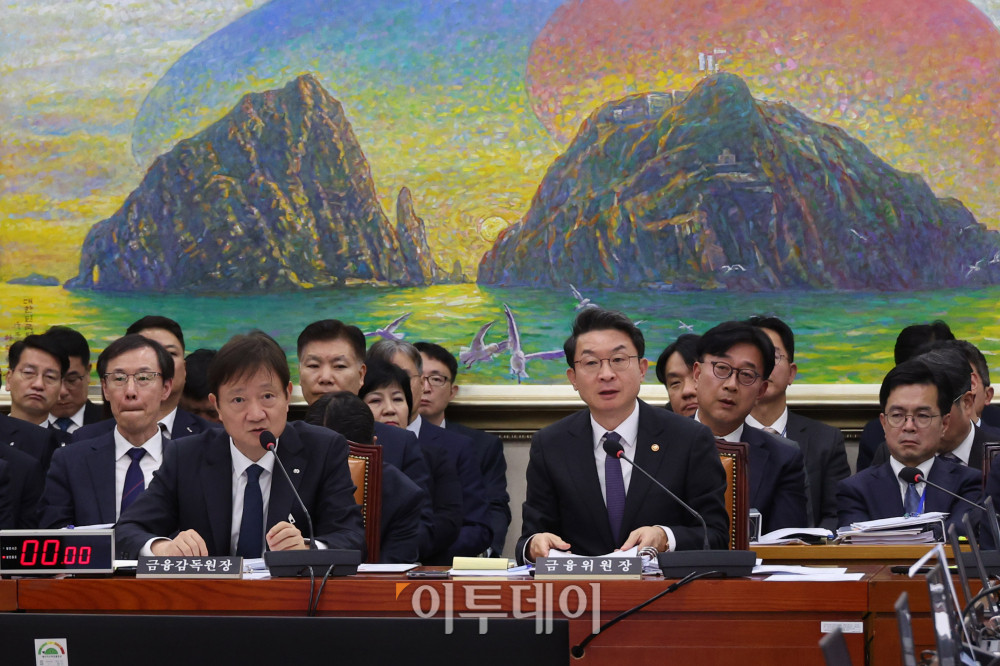 ▲이억원 금융위원장과 이찬진 금융감독원장이 27일 서울 여의도 국회에서 정무위원회에서 열린 종합감사에서 의원 질의에 답하고 있다. 고이란 기자 photoeran@