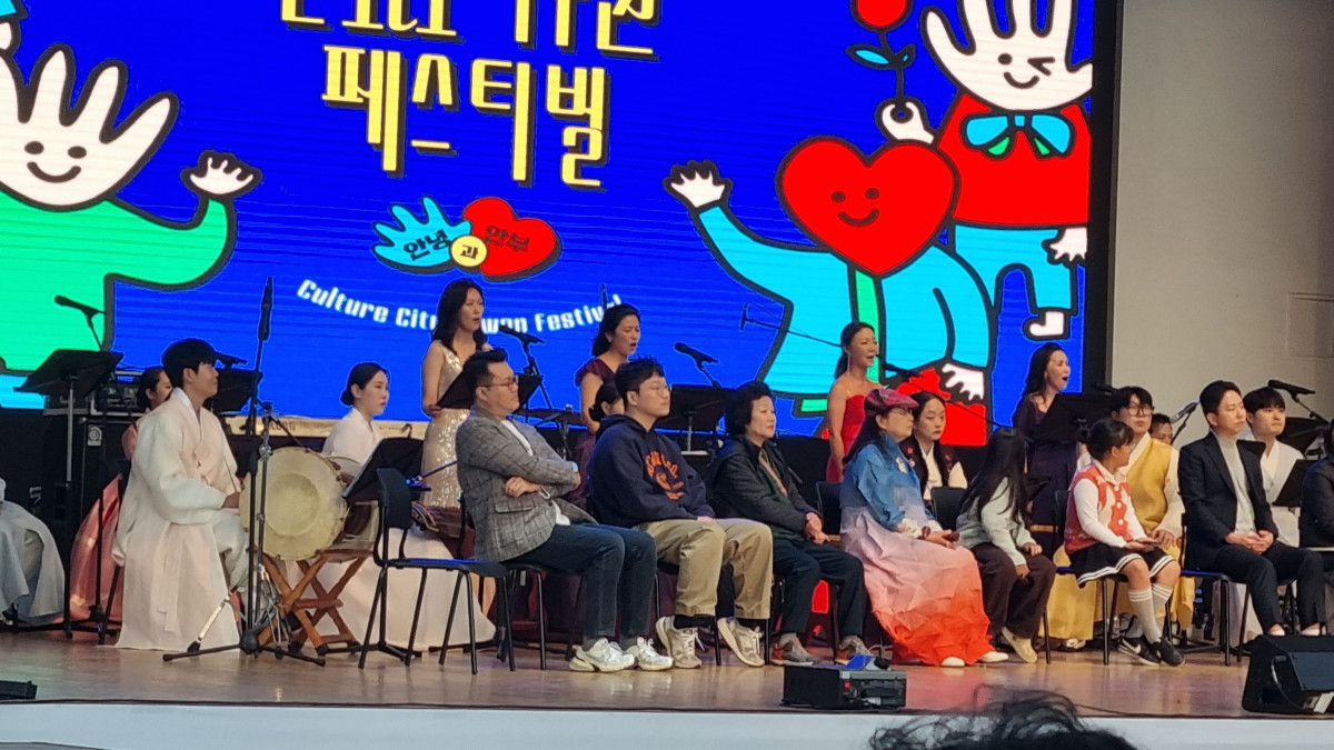 ▲정조대왕 역 등 수많은 사연을 가진 출연자들이 수원제1야외음악당에서 열린 제2회 문화도시 수원 페스티벌 무대에서 여러 연령대의 인물들이 다양한 복장으로 앉아 사연을 읽고 음악을 준비하고 있다. (김재학 기자)