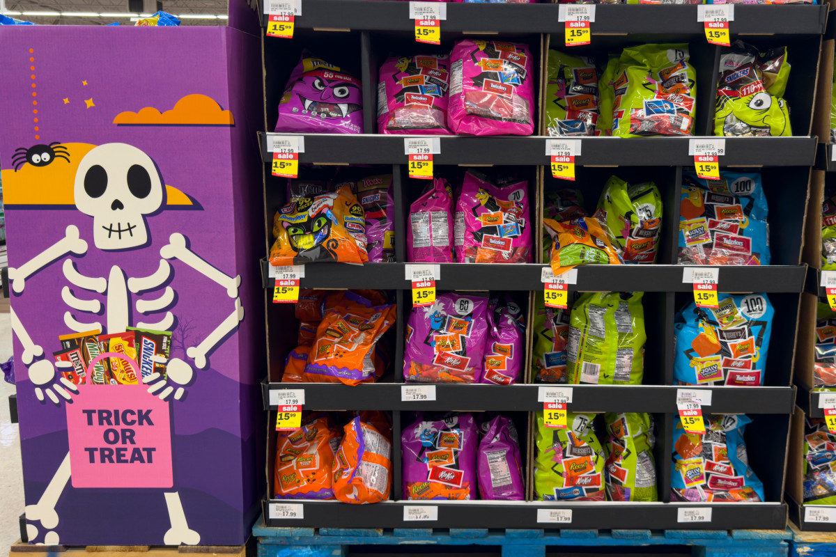 ▲미국 인디애나주 캐멀의 한 식료품점에 20일(현지시간) 핼러윈 캔디가 전시돼 있다.  (캐멀(미국)/AP뉴시스)