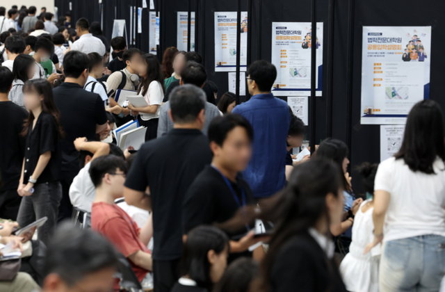 ▲10월 21일 서울 서초구 aT센터에서 열린 2026학년도 법학전문대학원 공동입학설명회에서 수험생들이 상담을 위해 대기하고 있다. (연합뉴스)
