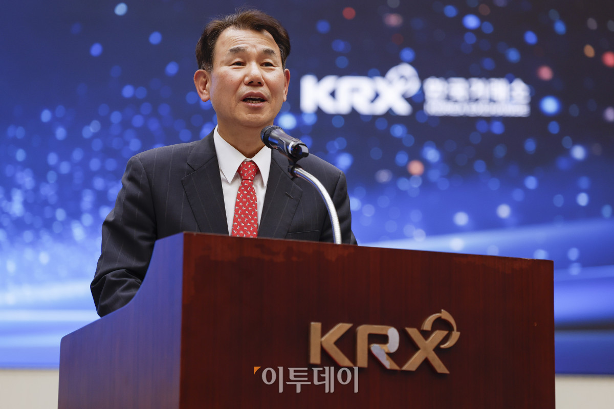 ▲정은보 한국거래소 이사장이 10월 27일 서울 영등포구 KRX 한국거래소 서울사무소에서 열린 코스피 사상 최초 4000 돌파 기념행사에서 인사말을 하고 있다. 조현호 기자 hyunho@