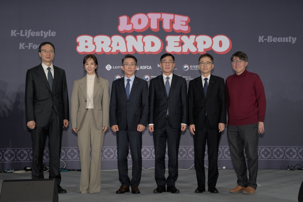 ▲롯데홈쇼핑은 23일부터 25일까지 오스트리아 빈에서 중소기업의 해외 판로 개척을 지원하기 위해 '롯데 브랜드 엑스포 in 중앙유럽'을 개최하고 약 4,990만 달러(약 718억 원) 규모의 수출상담 성과를 거뒀다. (왼쪽부터) 추광호 한경협중기센터 센터장, 소녀시대 유리, 김재겸 롯데홈쇼핑 대표, 함상욱 주오스트리아 한국대사, 김현철 코트라 유럽지역본부장, 임진홍 주오스트리아 한국문화원장이 기념 사진을 찍고 있다. (사진제공=롯데홈쇼핑)
