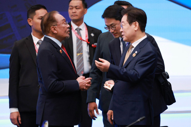 ▲이재명 대통령과 안와르 이브라힘 말레이시아 총리가 27일 말레이시아 쿠알라룸푸르 컨벤션센터에서 열린 한-아세안 정상회의에서 대화하고 있다. (연합뉴스)