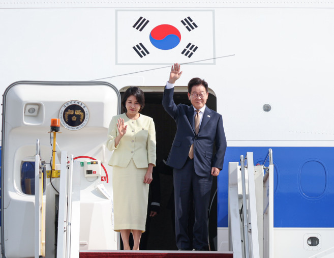 ▲아세안 정상회의 일정을 마치고 귀국하는 이재명 대통령과 김혜경 여사가 27일 말레이시아 쿠알라룸푸르 국제공항에서 공군 1호기에 올라 환송객들에게 인사하고 있다. (연합뉴스)