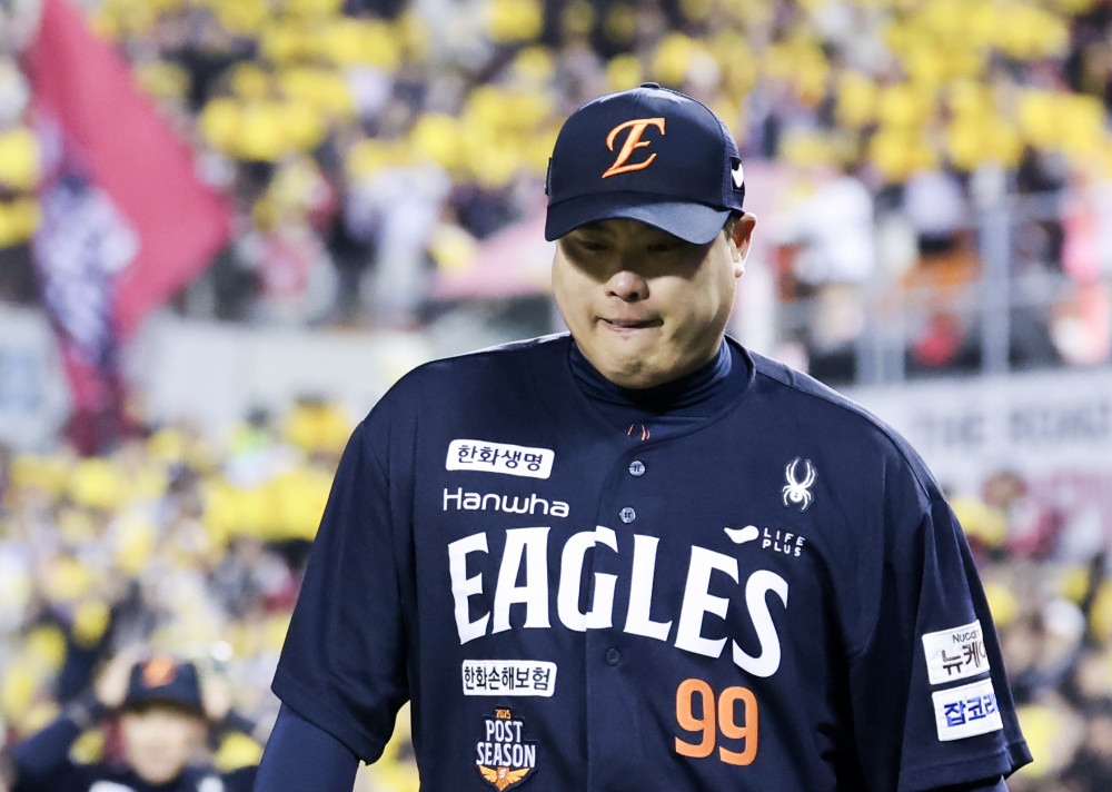 ▲27일 서울 잠실야구장에서 열린 2025 프로야구 한국시리즈 한화 이글스 대 LG 트윈스 2차전.     3회 말 LG에게 2점을 허용한 한화 선발투수 류현진이 더그아웃을 향하고 있다.  (연합뉴스)