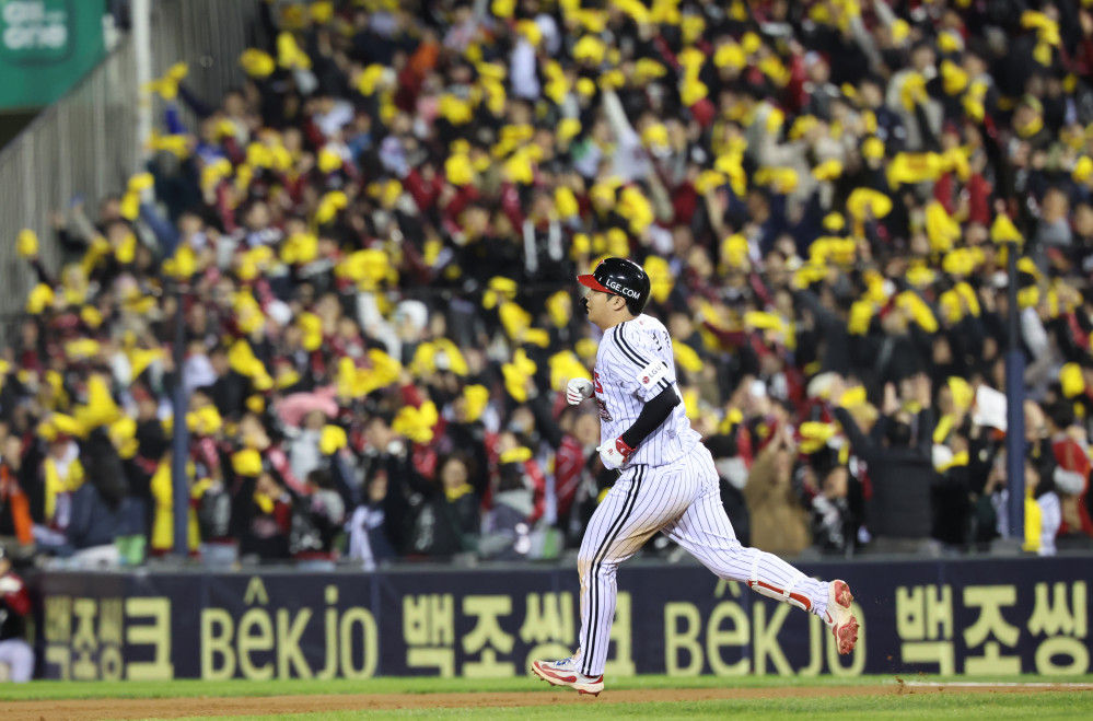 ▲27일 서울 잠실야구장에서 열린 2025 프로야구 한국시리즈 한화 이글스 대 LG 트윈스 2차전.    8회말 2사 1루 LG 문보경이 2점 홈런을 친 뒤 그라운드를 달리고 있다.  (연합뉴스)