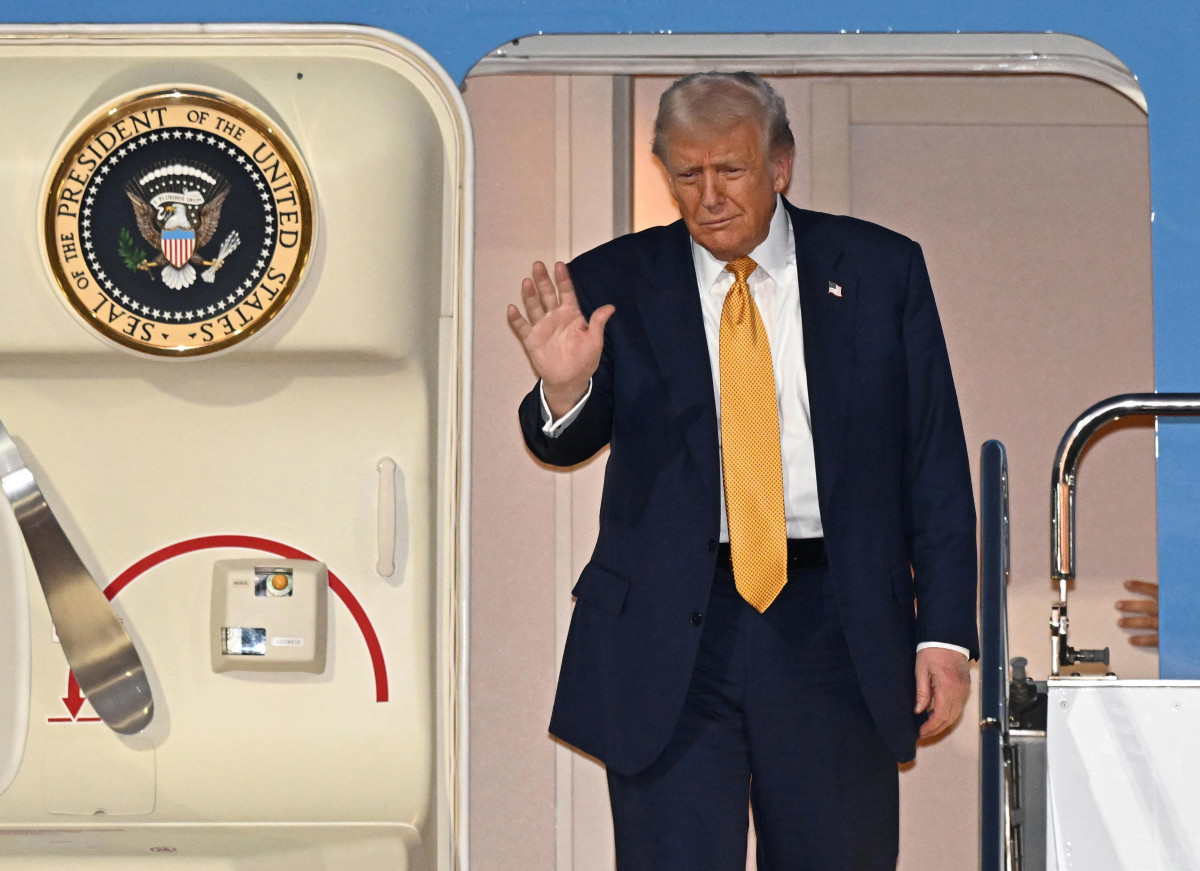 ▲도널드 트럼프 미국 대통령이 27일 일본 하네다국제공항에 도착해 에어포스원에서 내리고 있다.   (도쿄/EPA연합뉴스)