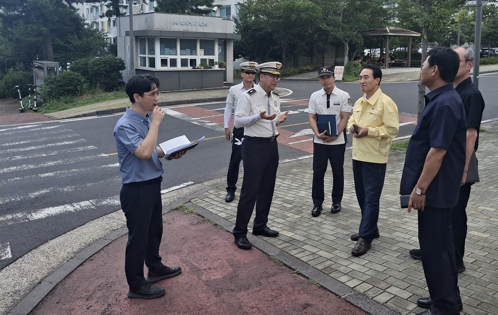 ▲최근 제주지역 고령 보행자 사망사고가 잇따르자 교통사망사고 취약지역 합동 현장점검. (사진제공=제주도자치경찰위원회)