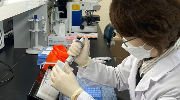 ▲광주시 보건환경연구원 호흡기 바이러스 검사. (사진제공=광주시)