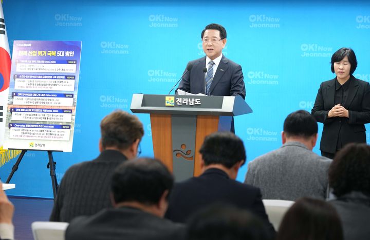 ▲김영록 전남도지사가 전복산업 위기 극복 5대 시책을 발표하고 있다. (사진제공=전남도)